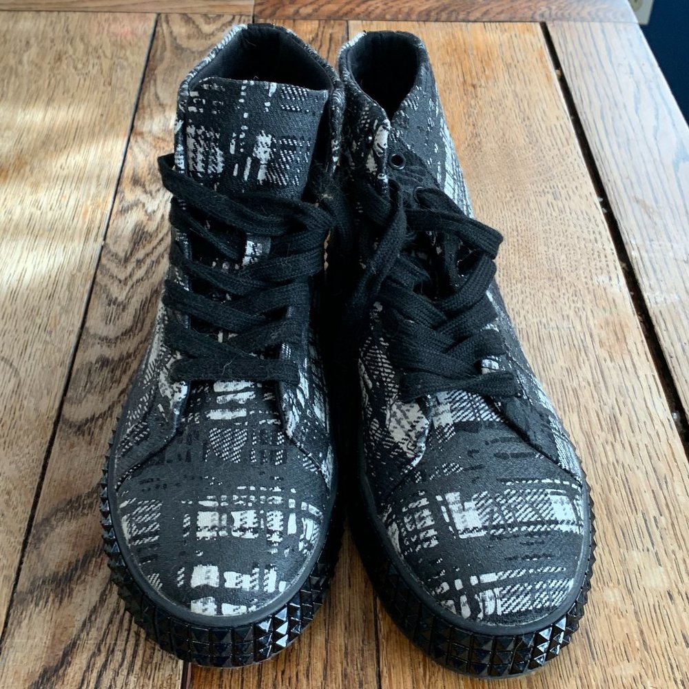 Shoedazzle Playground Print- High tops- Size 8.5